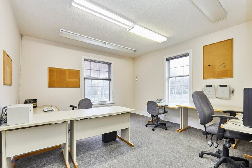 More Photos Of 215 Simcoe St N, Oshawa Office For Sale