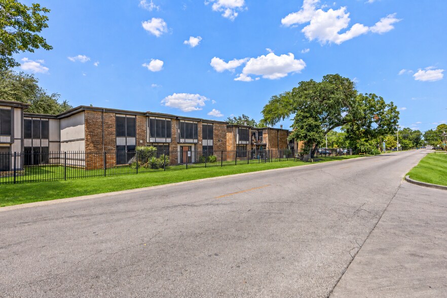 Primary Photo Of 2833 Community Dr, Dallas Apartments For Sale