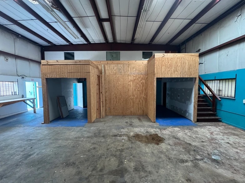 More Photos Of 702 W Park Ave, Edgewater Warehouse For Sale