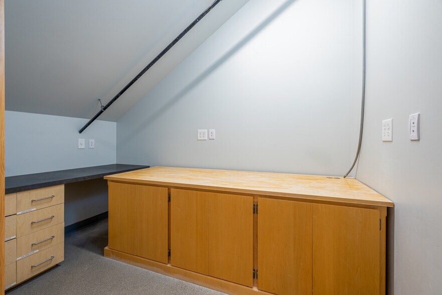 More Photos Of 909 Squalicum Way, Bellingham Flex For Sale