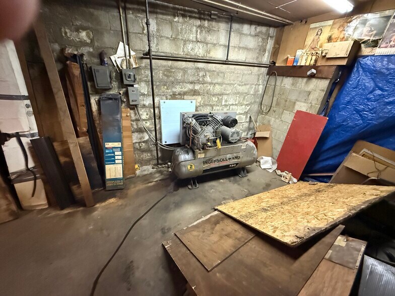 More Photos Of 622 13th St, Franklin Auto Repair For Sale