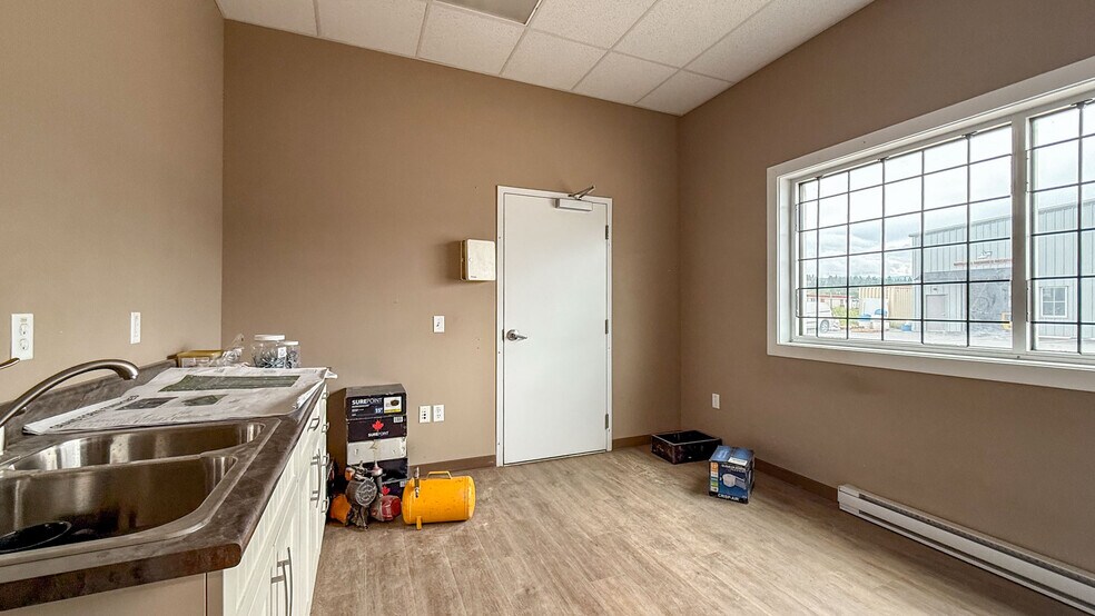 More Photos Of 9013-9021 Jim Bailey Rd, Kelowna Manufacturing For Sale