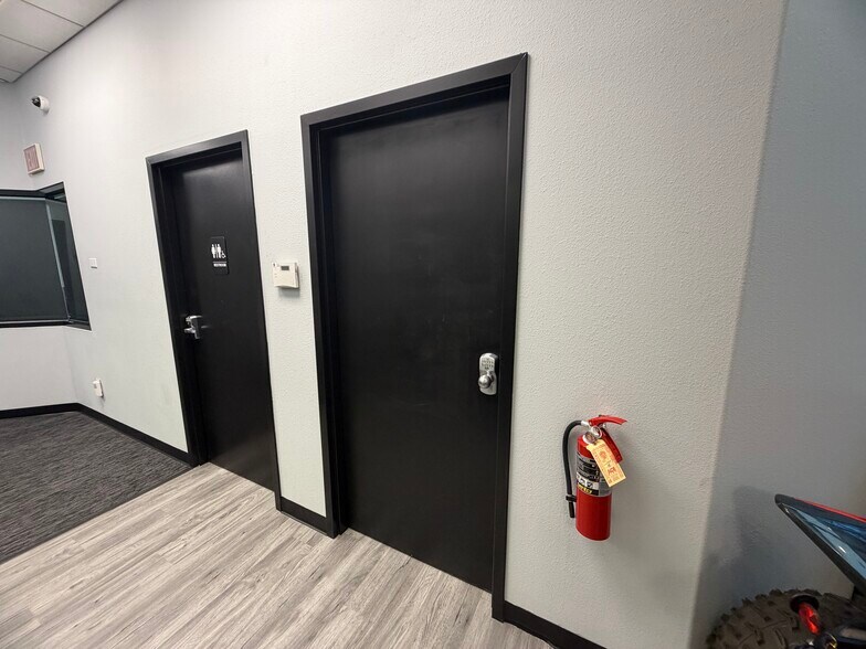 More Photos Of 4670 Polaris Ave, Las Vegas Office For Lease