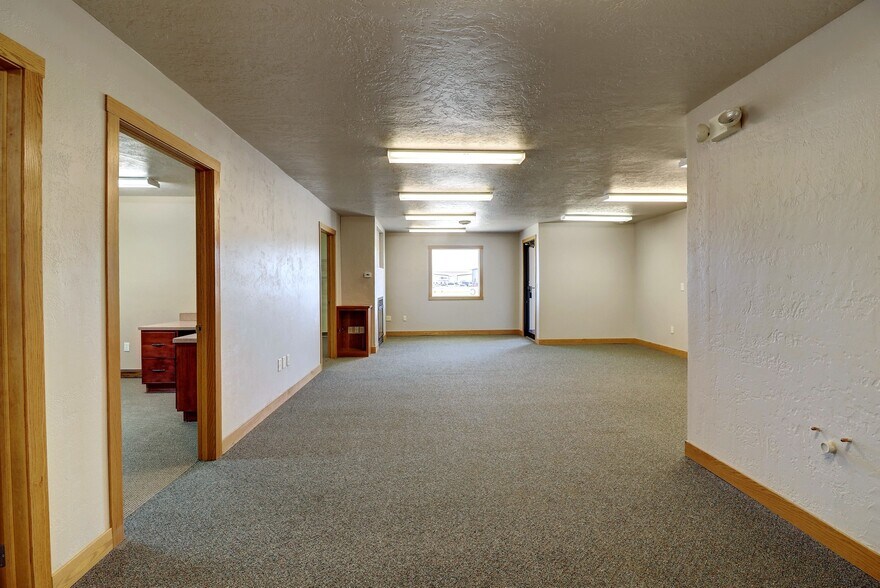 More Photos Of 5402 53rd Ave S, Fargo Auto Repair For Lease