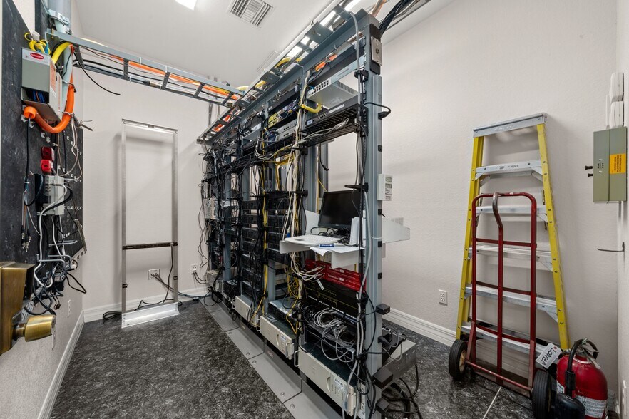 More Photos Of 405 W Interlake Blvd, Lake Placid Office For Sale