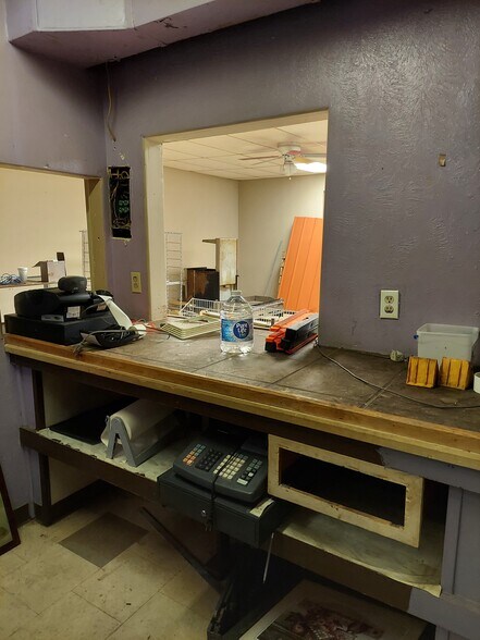 More Photos Of 101 Caldwell St, Paris Restaurant For Lease