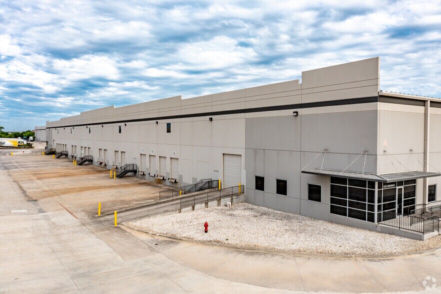 More Photos Of 1228 Cornerway Blvd, San Antonio Warehouse For Lease