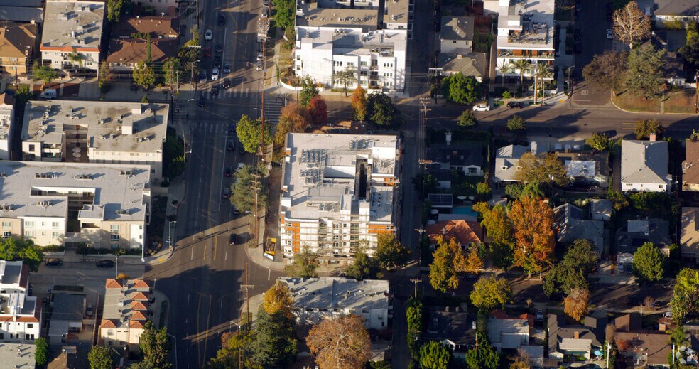 More Photos Of 10555 Bloomfield St, Toluca Lake Apartments For Sale