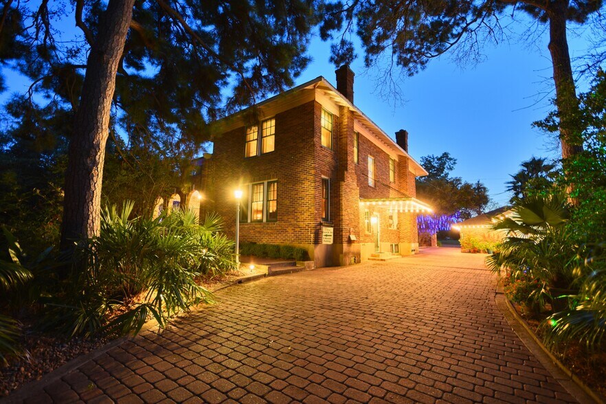 More Photos Of 1804 S Park St, Brenham Hospitality For Sale