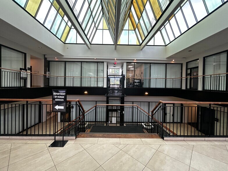More Photos Of 7301-7337 N Lincoln Ave, Lincolnwood Office For Lease