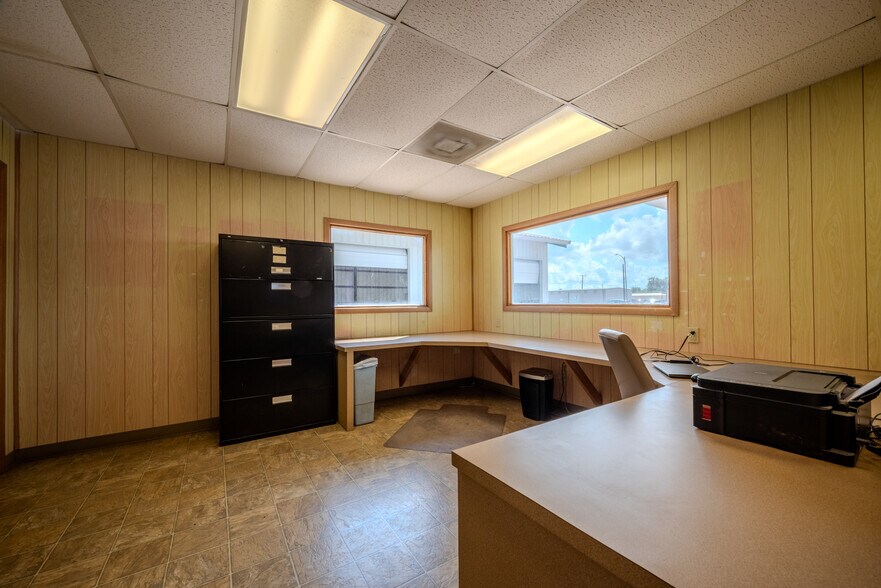 More Photos Of 619 E Jackson St, El Campo Warehouse For Sale