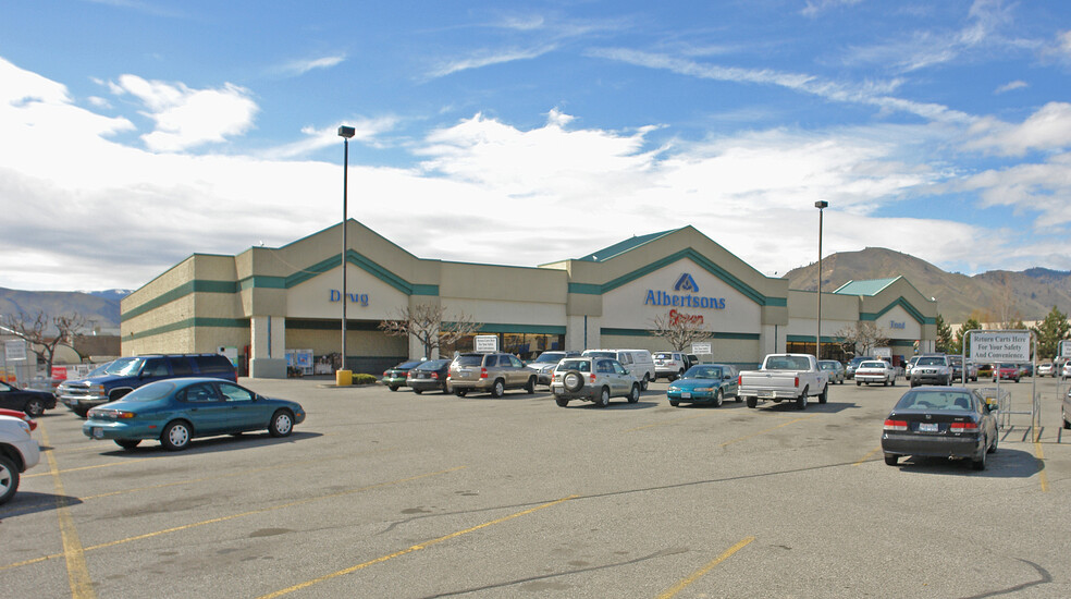 Primary Photo Of 1128 N Miller St, Wenatchee Supermarket For Sale