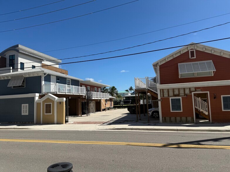 More Photos Of 202 Crescent St, Fort Myers Beach Specialty For Lease