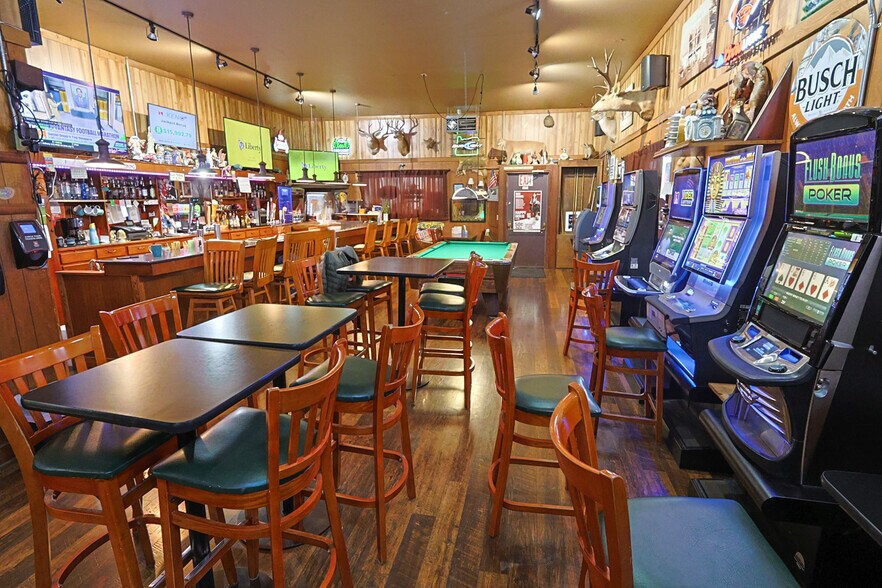More Photos Of 702 Newmark St, Coos Bay Bar For Sale