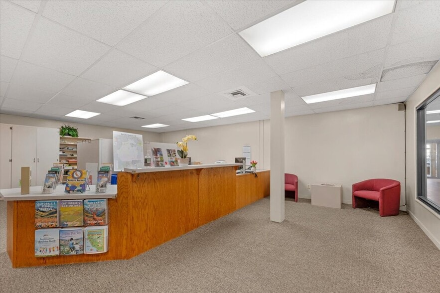 More Photos Of 339 W D St, Lemoore Storefront For Sale