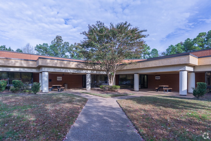 More Photos Of 309 McLaws Cir, Williamsburg Research And Development For Lease