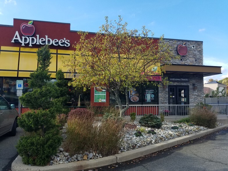 More Photos Of 350-400 Ryders Ln, Milltown General Retail For Lease