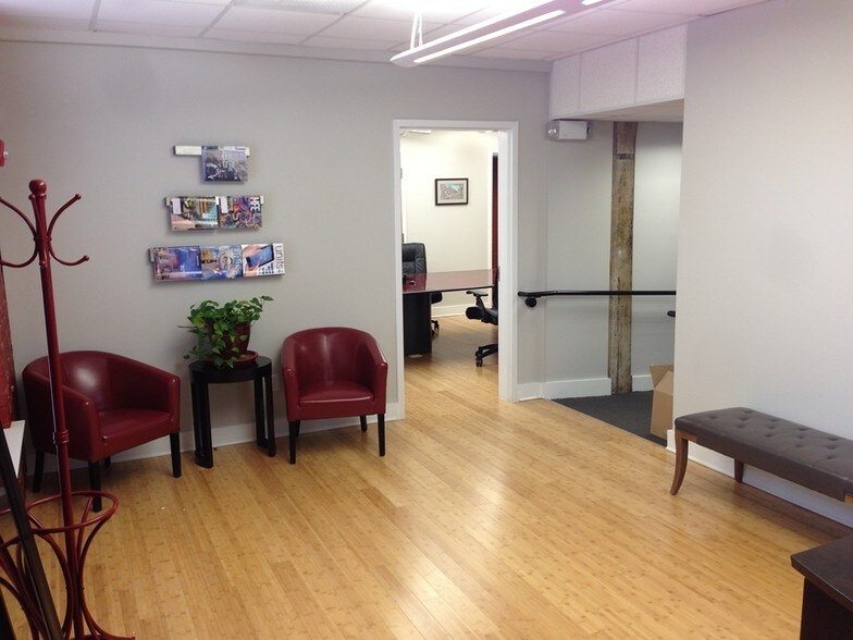 More Photos Of 2020 E Franklin St, Richmond Apartments For Lease