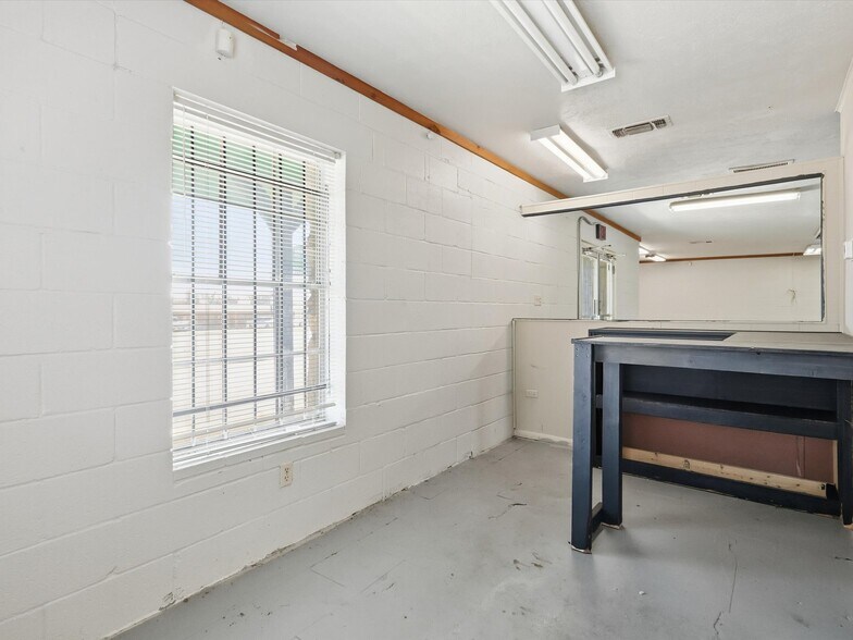 More Photos Of 4208 Benbrook Hwy, Fort Worth Office For Sale