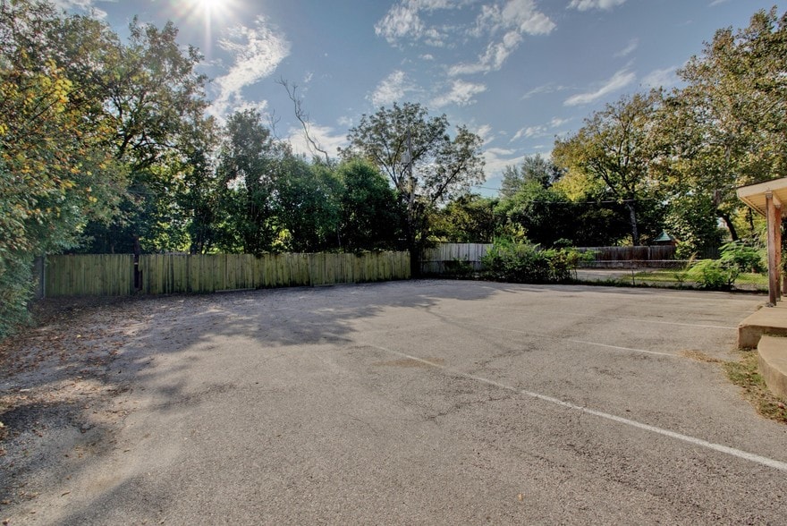 More Photos Of 1801 W Koenig Ln, Austin Freestanding For Lease