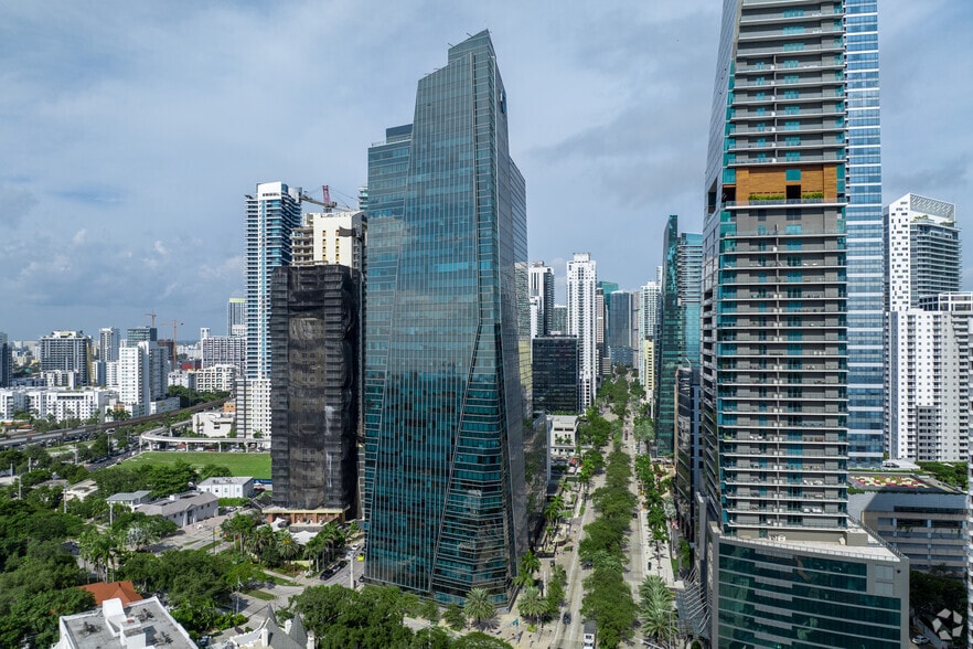 More Photos Of 1450 Brickell Ave, Miami Office For Lease