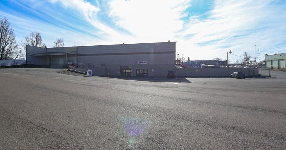 More Photos Of 299 D St NE, Salem Supermarket For Sale