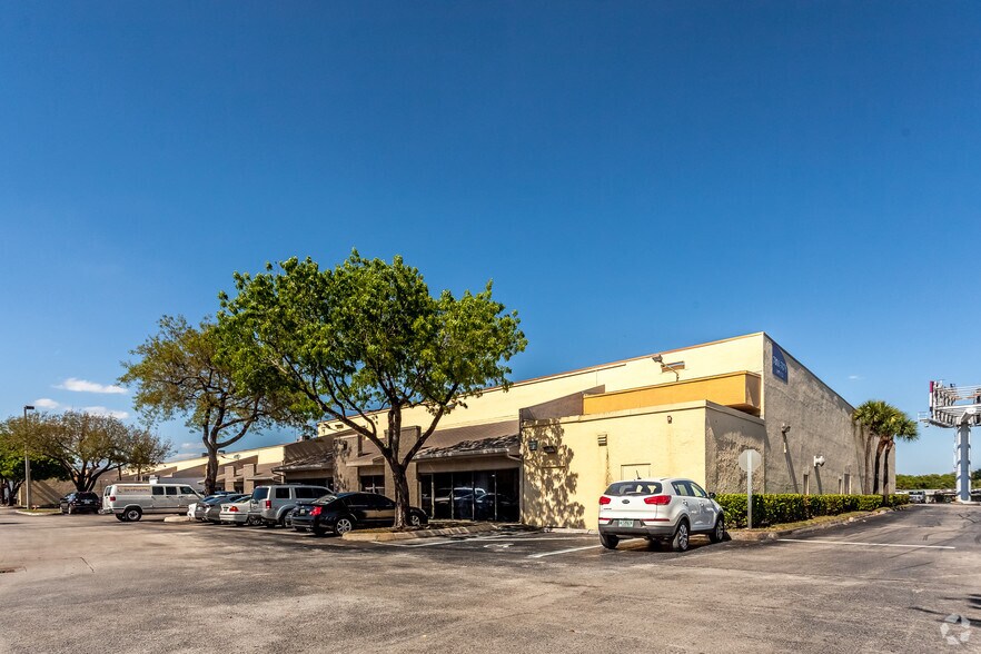 More Photos Of 7801-7889 NW 15th St, Doral Warehouse For Lease