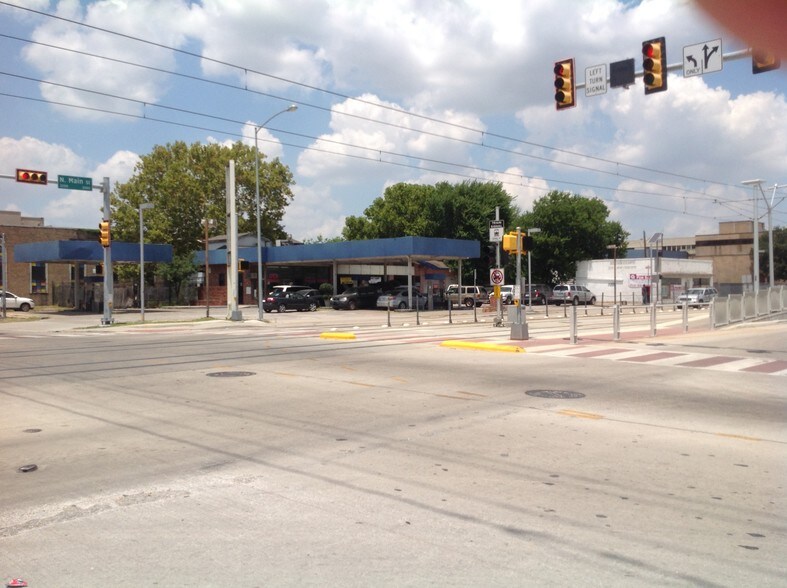 More Photos Of 2303 N Main St, Houston Service Station For Sale