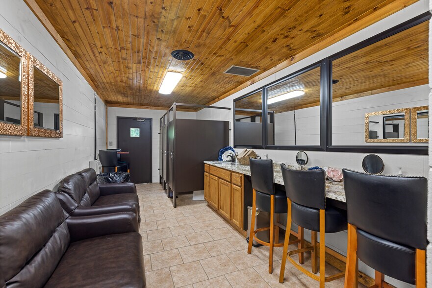 More Photos Of 340 Willow Creek Dr, Blue Ridge Hotel For Sale