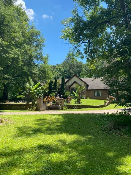 More Photos Of 3000 Cathedral Pl, Decatur Movie Radio TVStudio For Sale