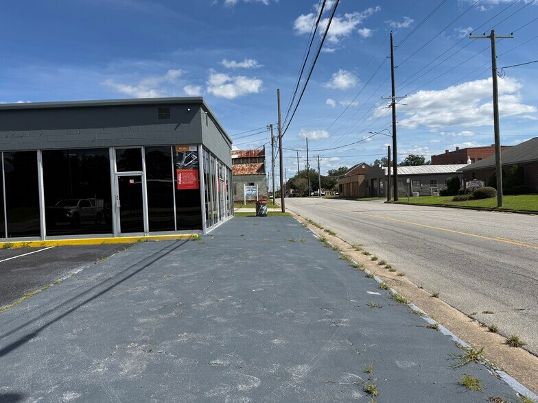 More Photos Of 140 W 3rd St, Washington Service For Lease