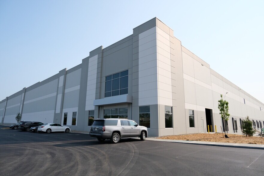 More Photos Of 13015 Dixie Hwy, Walton Distribution For Lease