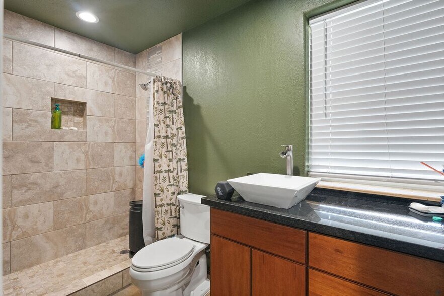 More Photos Of 32956 Londonderry Dr, Waller Warehouse For Sale