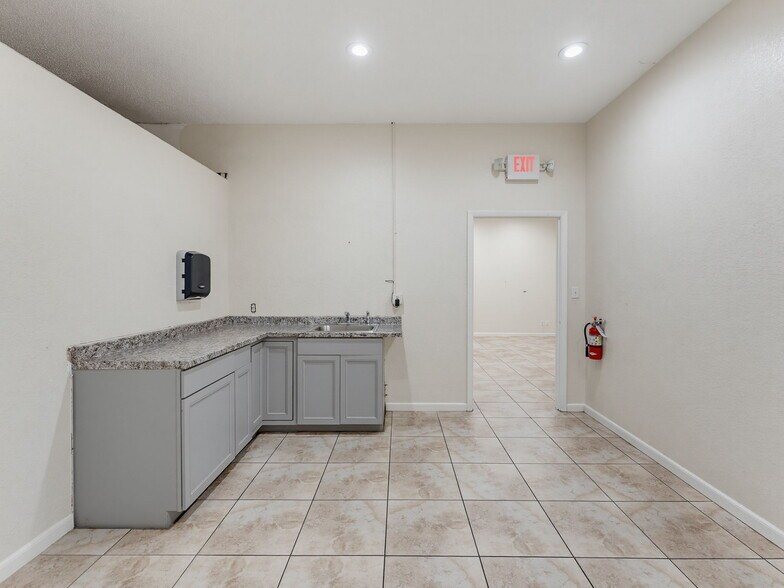 More Photos Of 3347 SW 7th St, Ocala Distribution For Sale