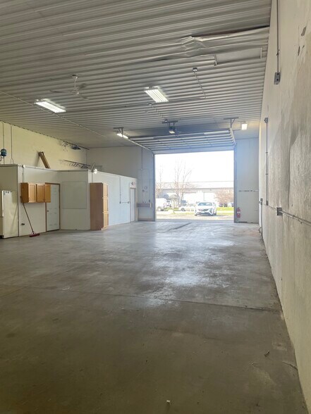 More Photos Of 12641-12647 Old Plank Dr, New Lenox Warehouse For Lease