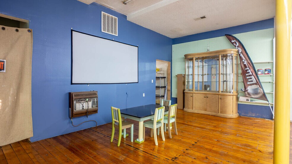 More Photos Of 385 Main St, Mammoth Spring General Retail For Sale