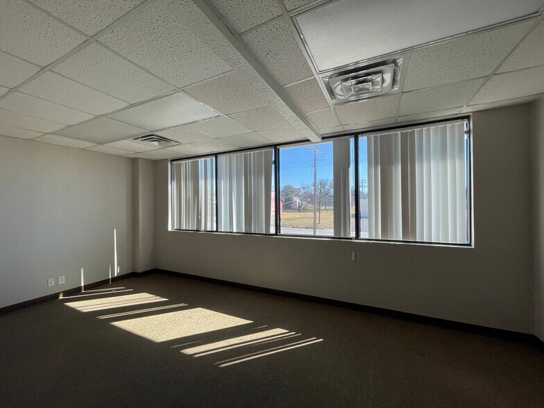 More Photos Of 1305 S Key Ave, Lampasas Office For Sale