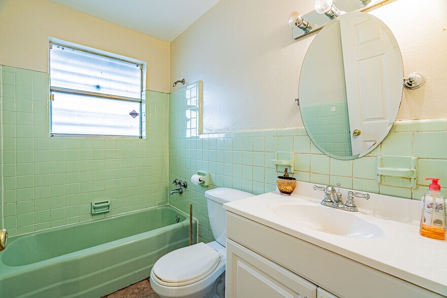 More Photos Of 2800 Lake Villa Dr, Metairie Flex For Sale