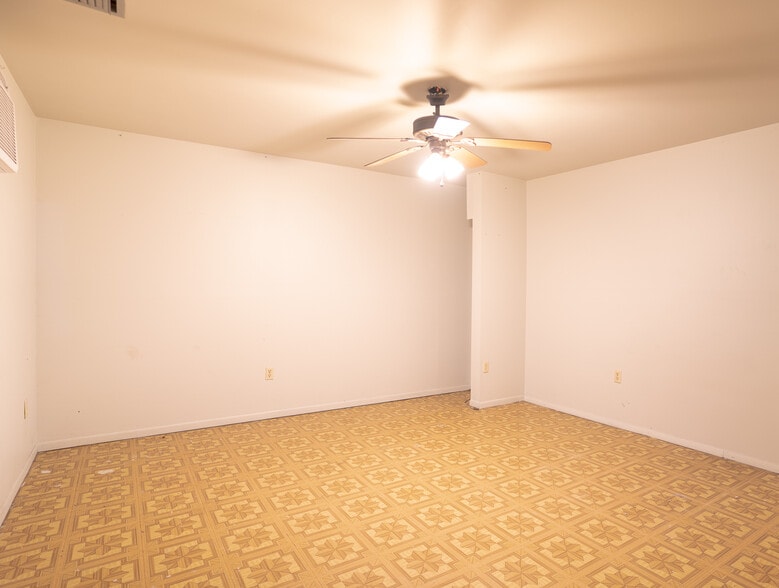 More Photos Of 220 Davenport Blvd, Davenport General Retail For Sale