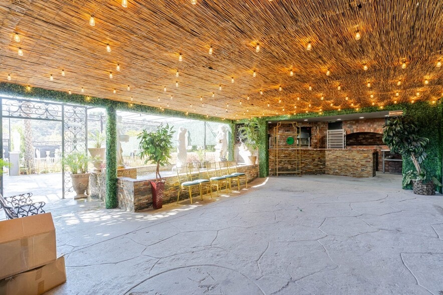 More Photos Of 6500 Foothill Blvd, Tujunga Restaurant For Sale