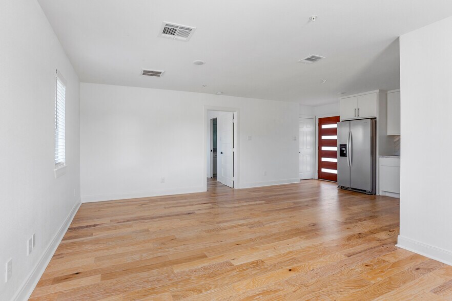 More Photos Of 319 Eastwood St, Houston Apartments For Sale