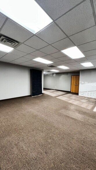 More Photos Of 2850 Cutters Grove Ave, Anoka Office For Lease