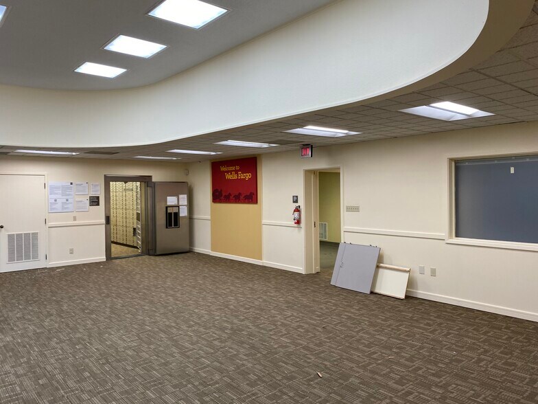 More Photos Of 449 S Broadway St, Joshua Bank For Sale