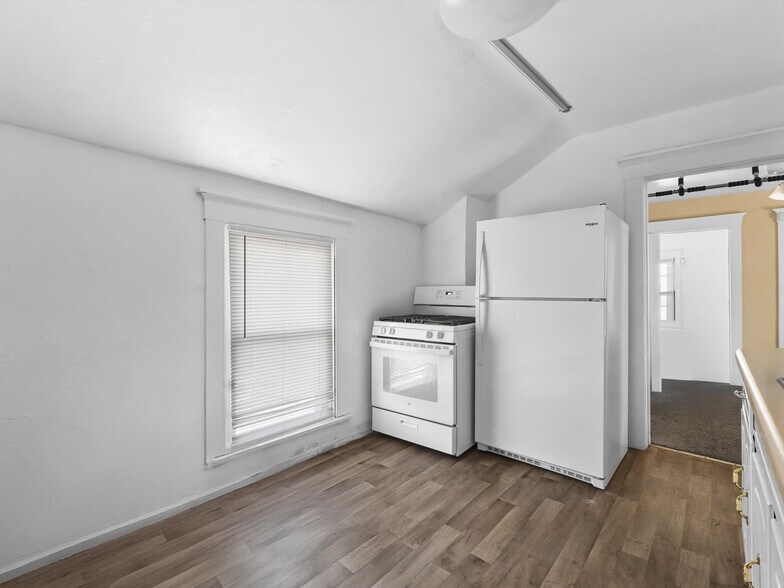 More Photos Of 914 S 10th St, Manitowoc Storefront Retail Residential For Sale