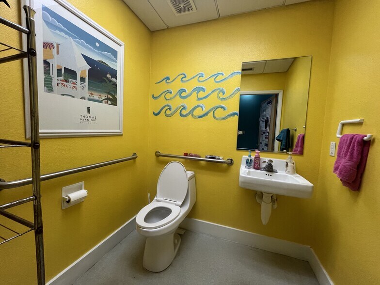 More Photos Of 4717 Swift Rd, Sarasota Medical For Sale