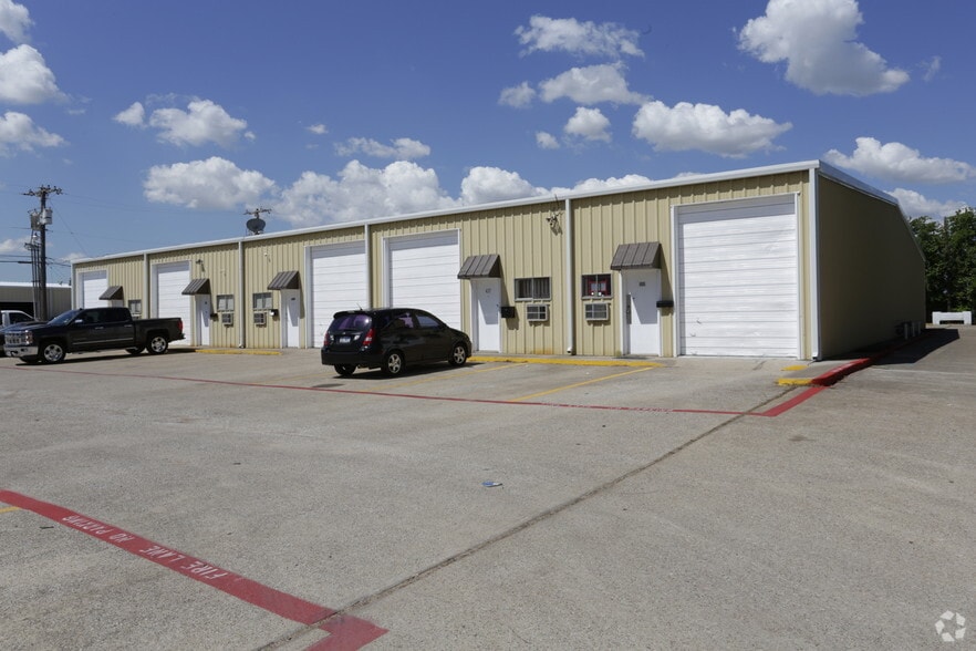 More Photos Of 415-453 N Briery Rd, Irving Warehouse For Lease