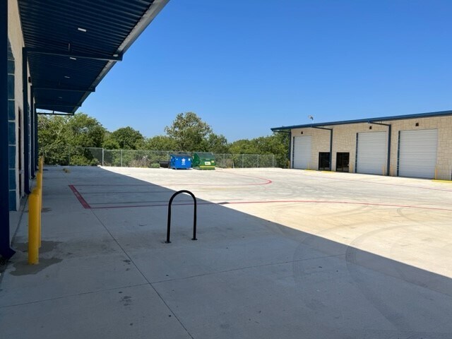 More Photos Of 13215 Judson Rd, San Antonio Showroom For Lease