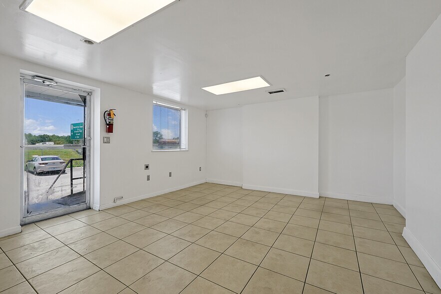 More Photos Of 11435 Rocket Blvd, Orlando Warehouse For Lease