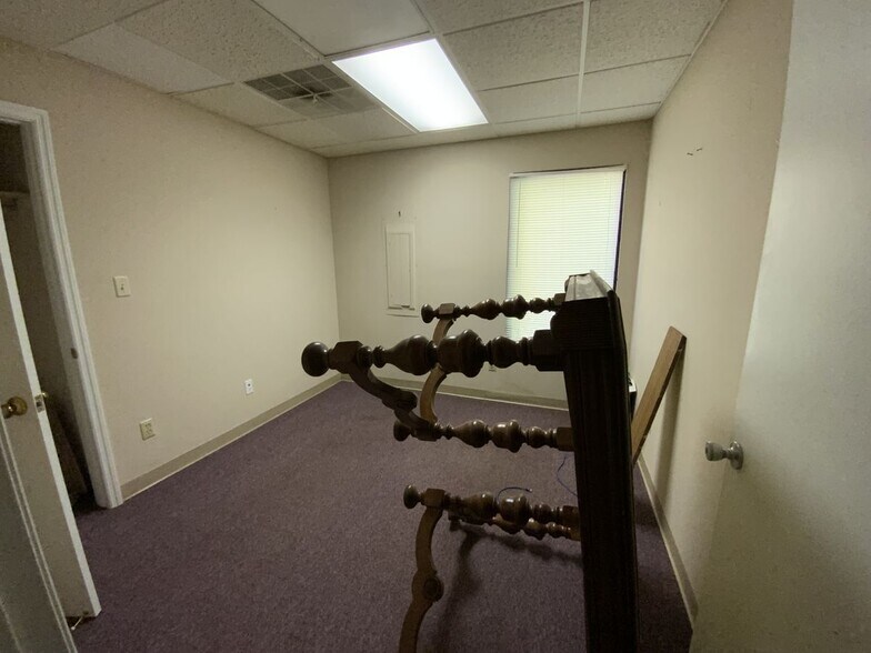 More Photos Of 2415 N Gateway Ave, Harriman Medical For Sale
