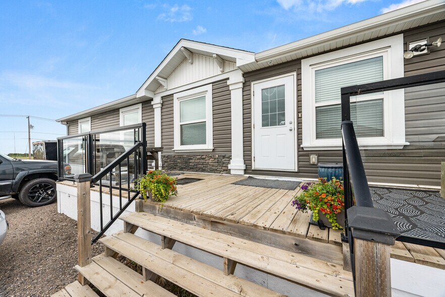 More Photos Of 3807 9th St, Lloydminster Warehouse For Sale